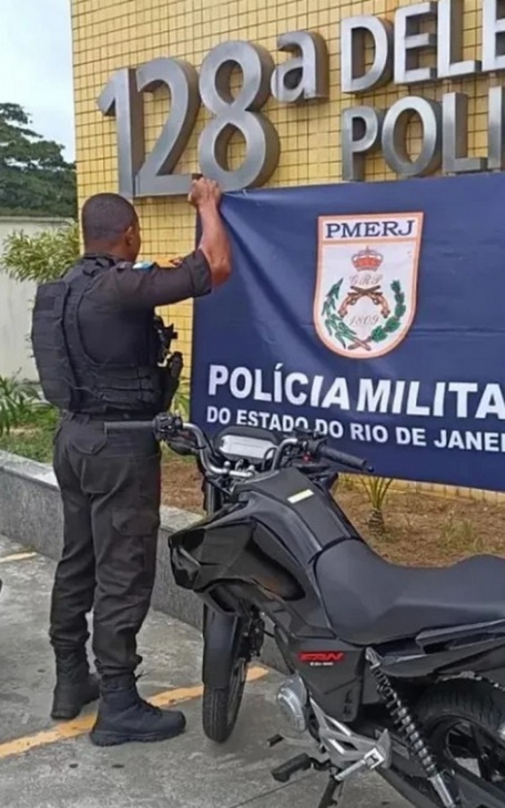 Dupla é presa com drogas e dinheiro em motocicleta irregular em Rio das Ostras