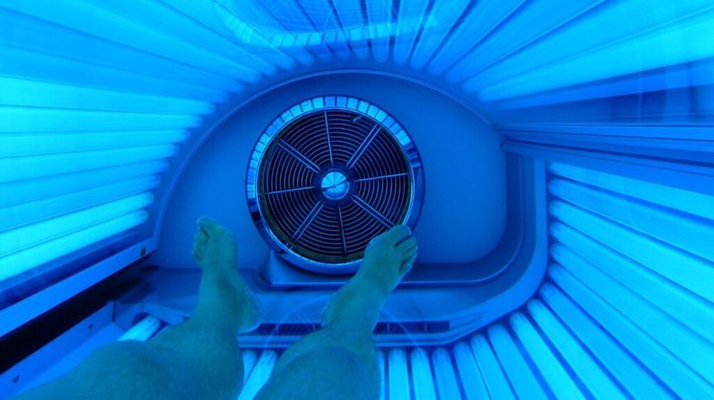 Bronzeamento artificial: o atalho perigoso para a marquinha de biquíni no verão