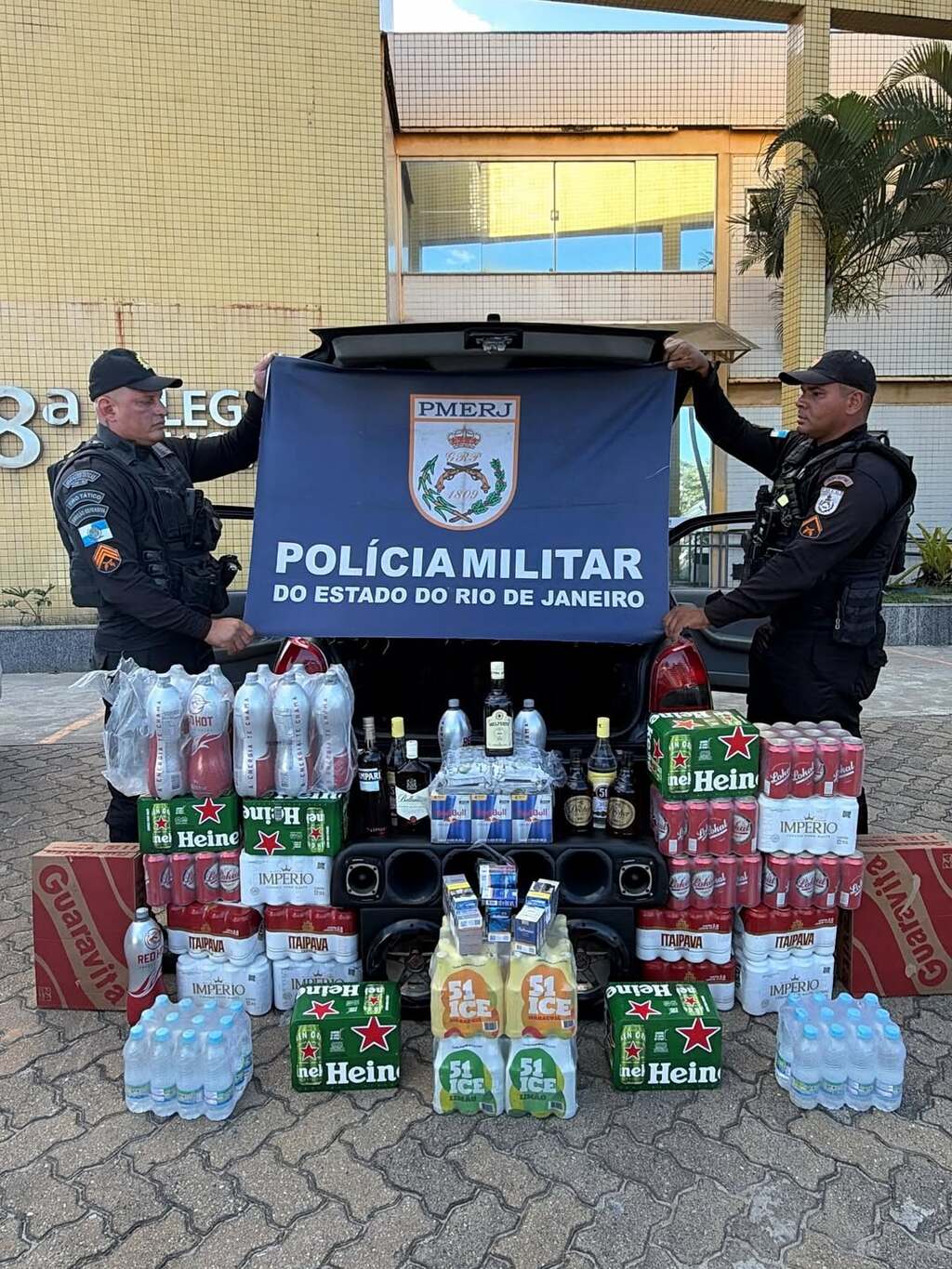 GAT apreende bebidas sem nota fiscal e conduz suspeitos ligados ao tráfico em Rio das Ostras