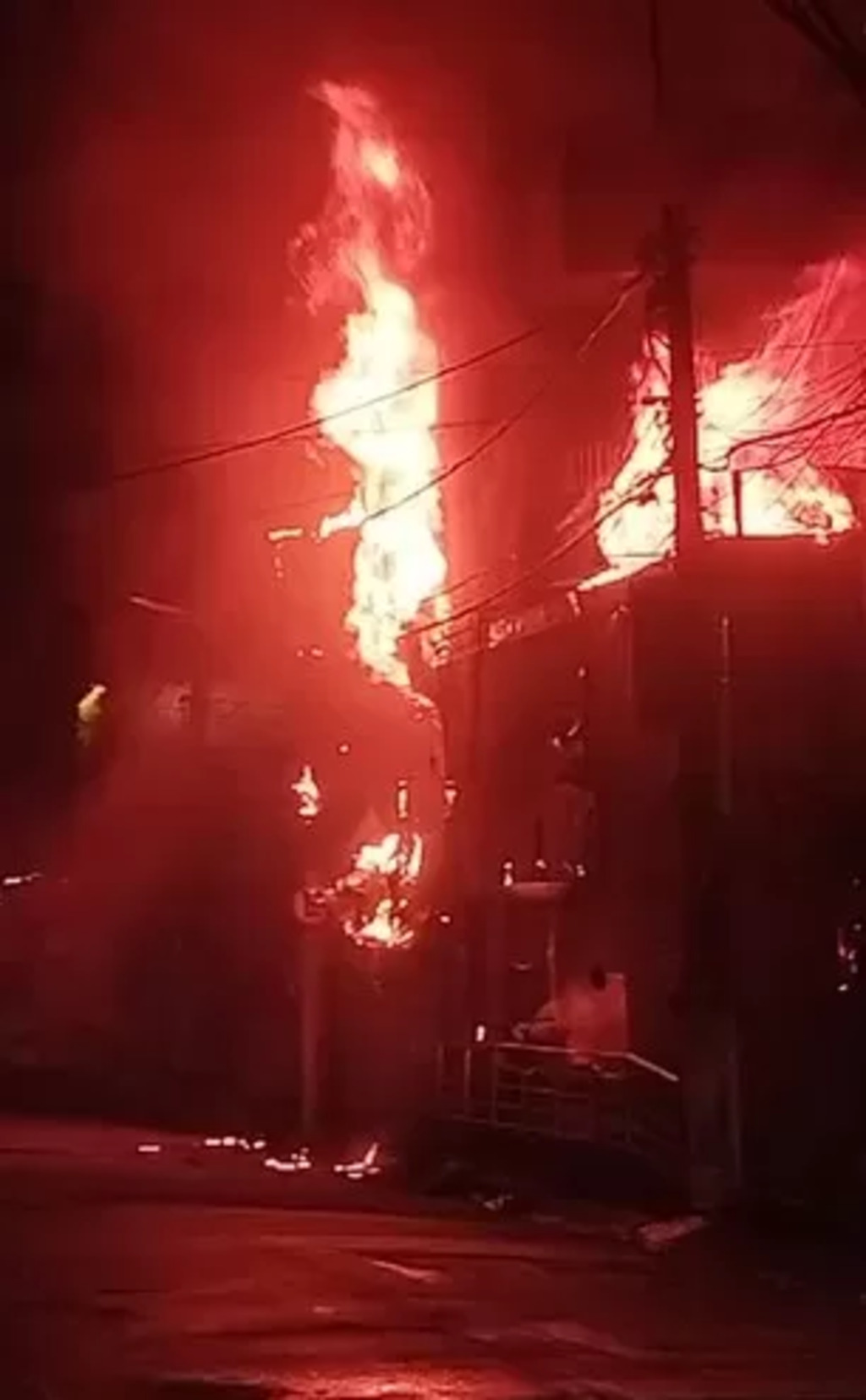 Incêndio de grande proporção destrói loja no Centro de Rio das Ostras