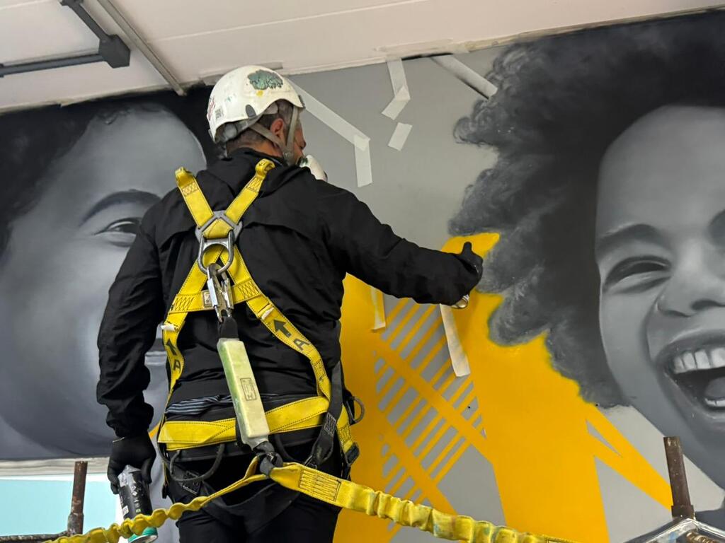 Interior do Prédio da Onda, em Rio das Ostras, recebe intervenção artística