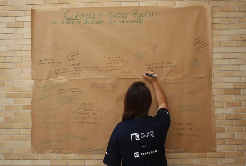 Exposição fotográfica celebra os 10 anos do Coletivo Jovem Albatroz, em Cabo Frio (RJ)