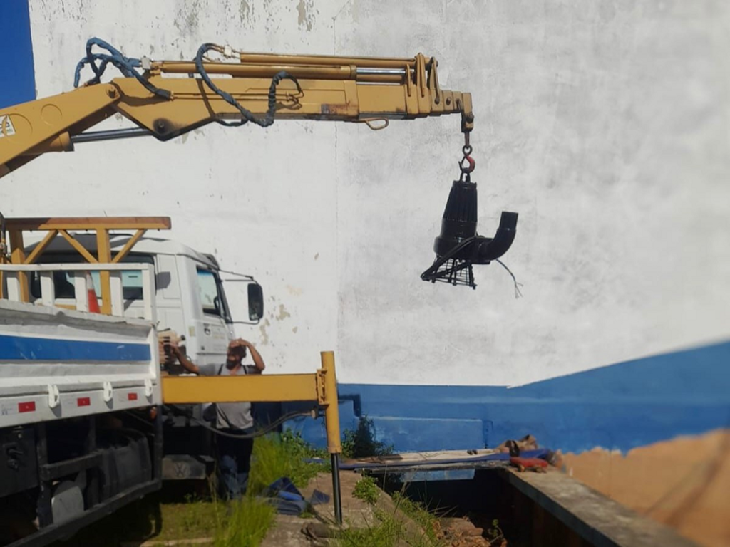 Rio das Ostras realiza manutenção de bacias de contenção para prevenir alagamentos