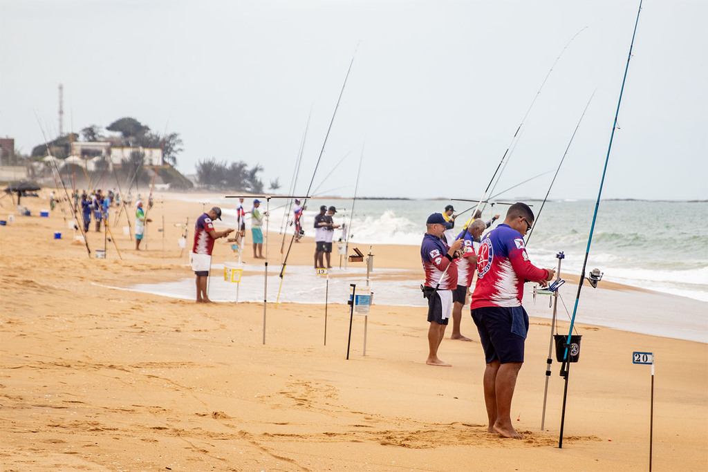 Cerca de 100 pescadores disputam o 4º Macaé Open Surfcasting 2025 na Praia Campista