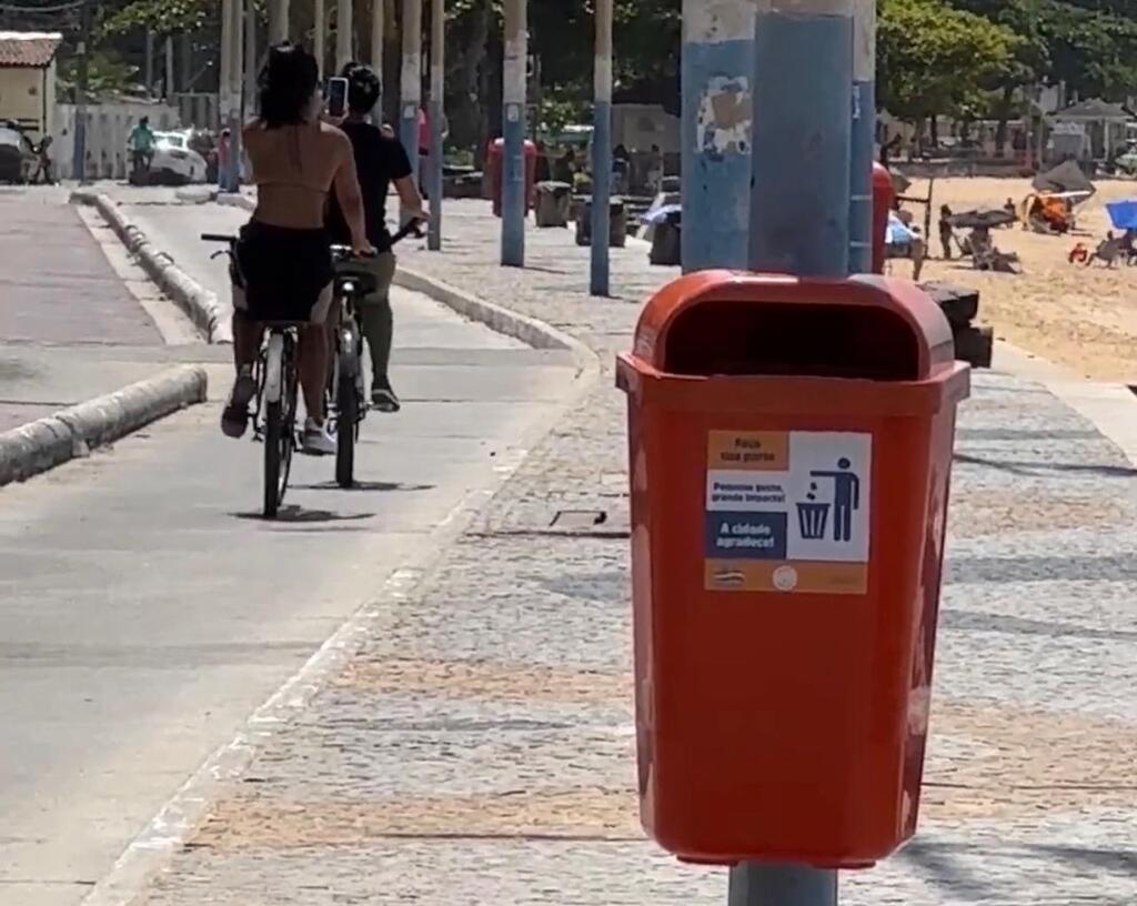Rio das Ostras instala novas papeleiras e reforça limpeza urbana