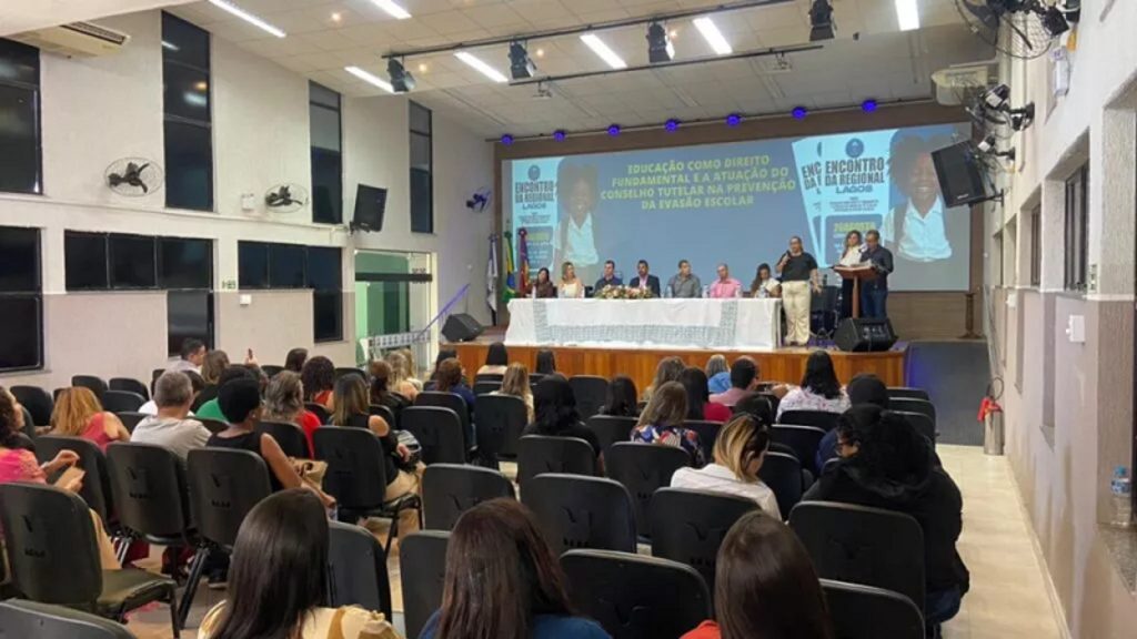 II Encontro Regional Lagos de Conselhos Tutelares debate prevenção da evasão escolar