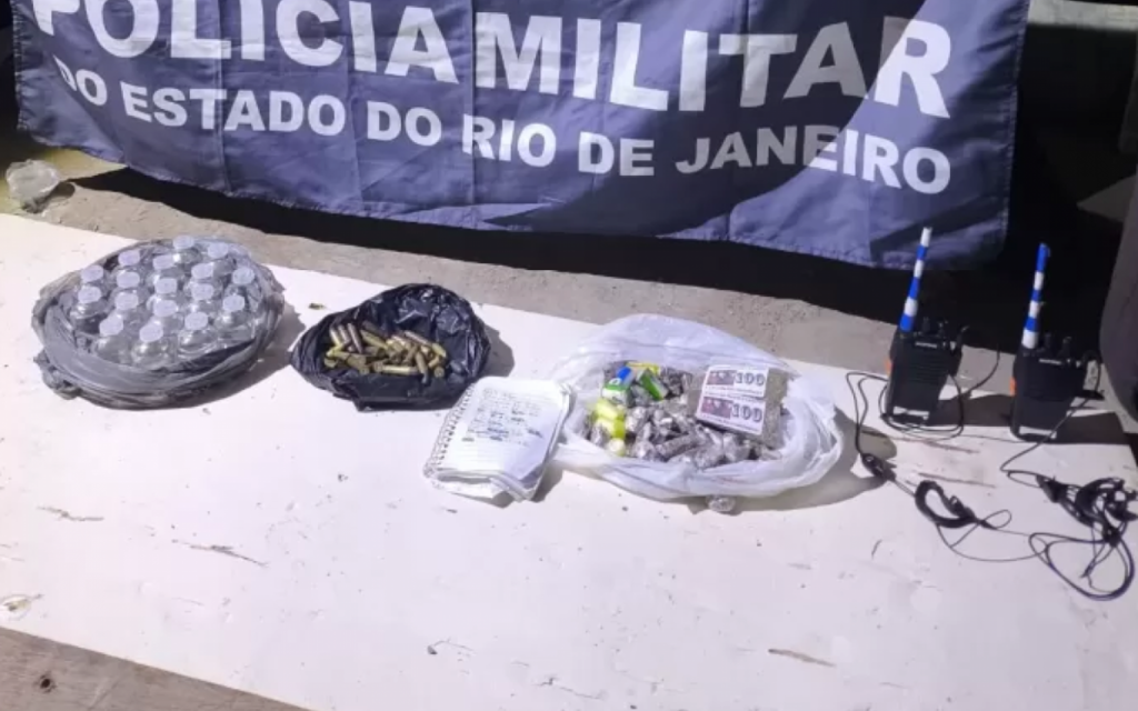 Cabo Frio: Polícia apreende drogas, munições e rádios transmissores em imóvel abandonado