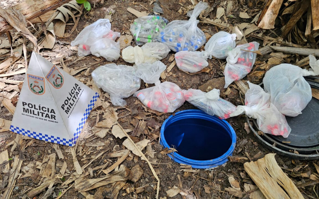 Polícia Militar apreende drogas enterradas em terreno baldio em Rio das Ostras