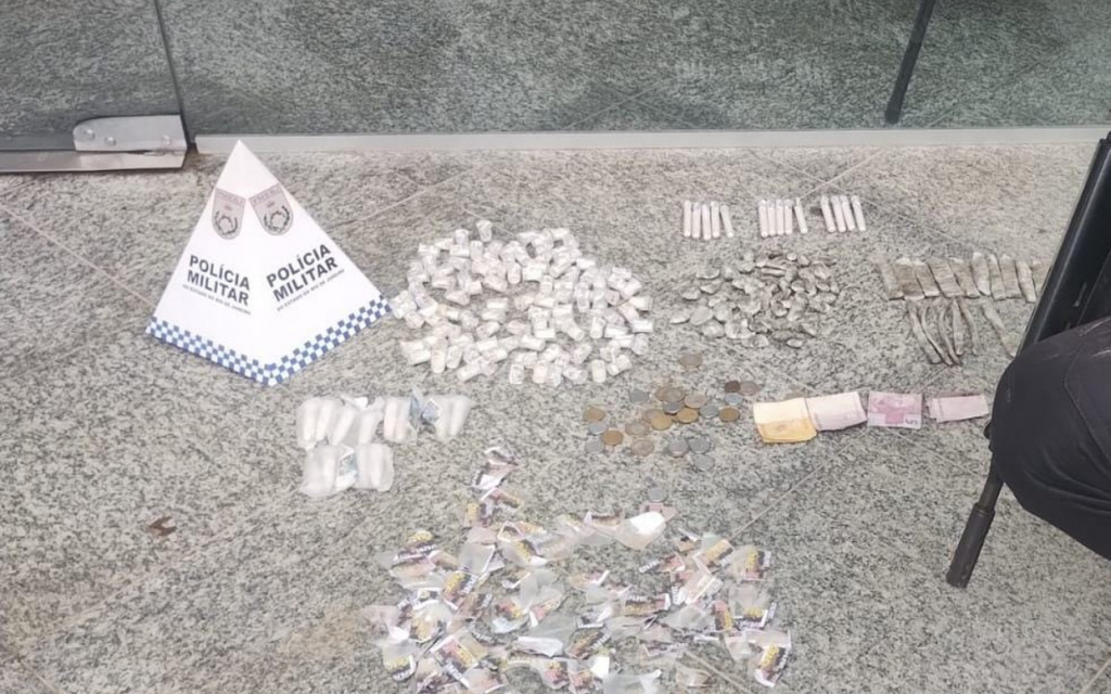 Homem é preso por tráfico de drogas no bairro Palmital em Casimiro de Abreu