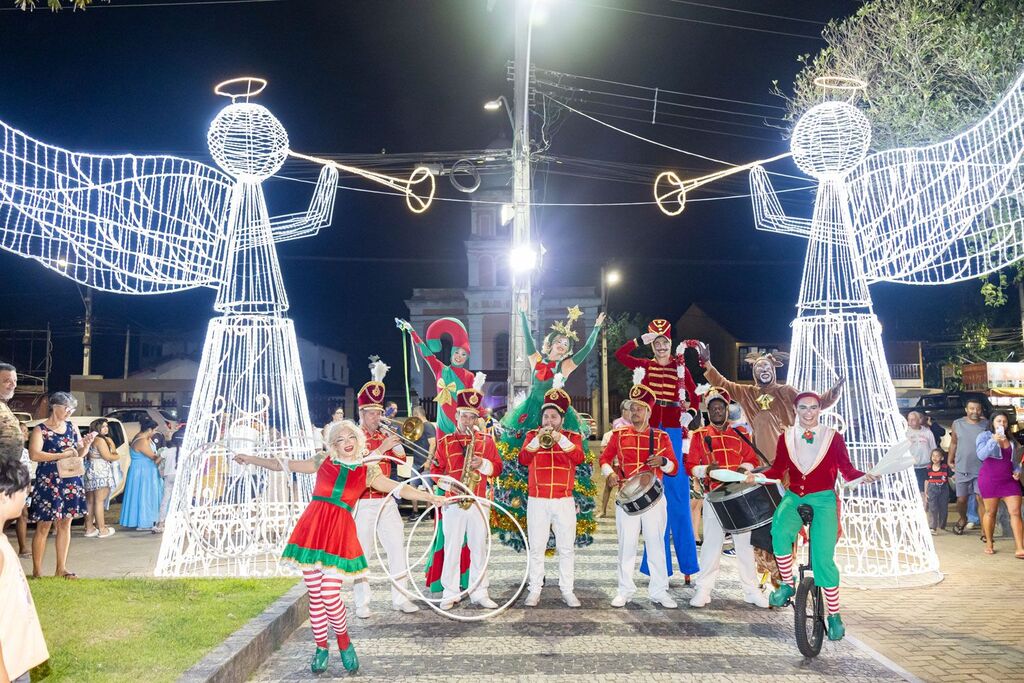 Árvore de Natal de Barra de São João é inaugurada