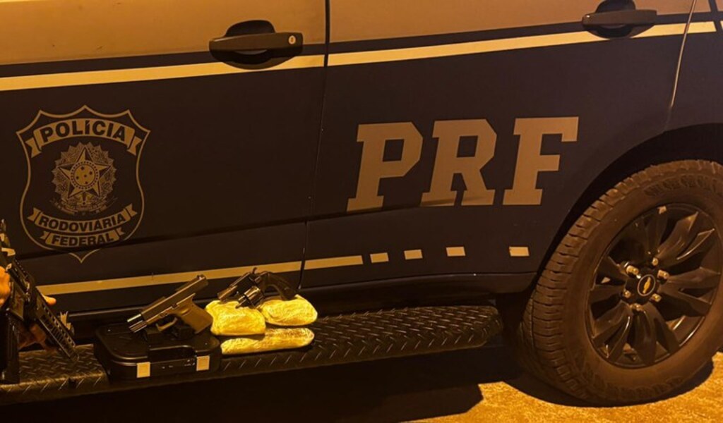 Passageira é presa transportando armas e haxixe em ônibus na BR-101 em Casimiro de Abreu