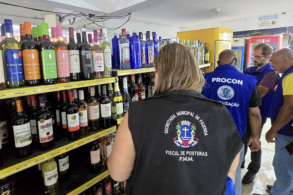 Procon fiscaliza depósitos de bebidas em Macaé