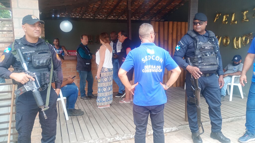 Operação em Búzios interdita estacionamento e fiscaliza quiosques e bares